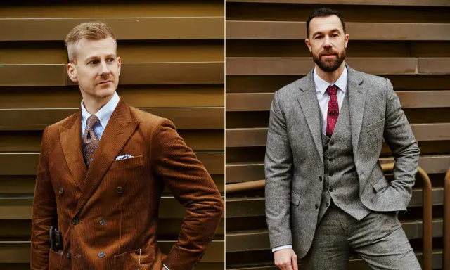 Zwei Männer in eleganten Anzügen. Links ein Mann im braunen Cord-Sakko mit breitem Anzug Revers, rechts ein Mann im grauen Tweed-Anzug mit Weste.
