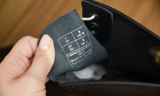 Etikett in einem schwarzen Dr. Martens Schuh zeigt Größenangaben (UK 7, EU 41, US M 8, US L 9) und "Made in Vietnam". So erkennst du Dr. Martens original.