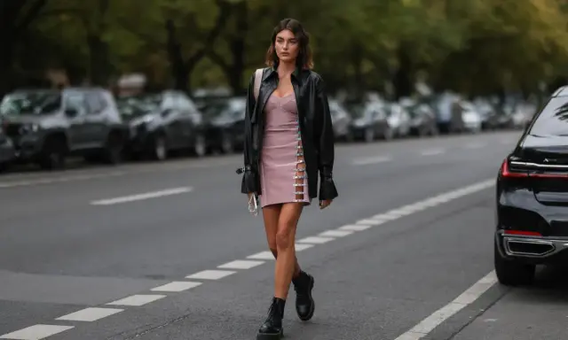 Frauen Dr. Martens richtig tragen: Ein stylisches Outfit mit rosa Kleid, Lederjacke und den ikonischen Boots.
