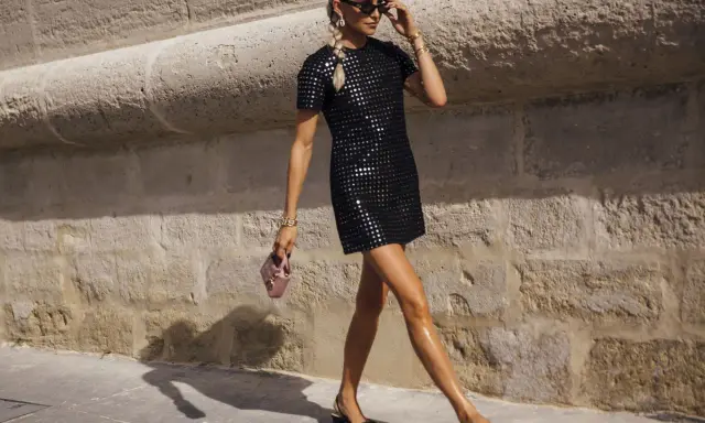 Frau in glitzerndem Kleid und Pumps, die perfekte Wahl, was zum Feiern anziehen.