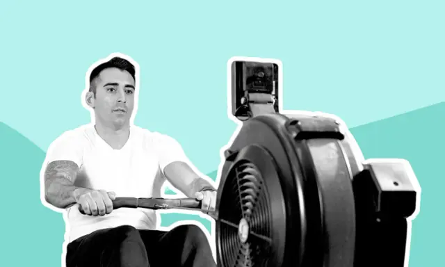 Mann trainiert im **Rudern Gym** auf einem Ergometer.