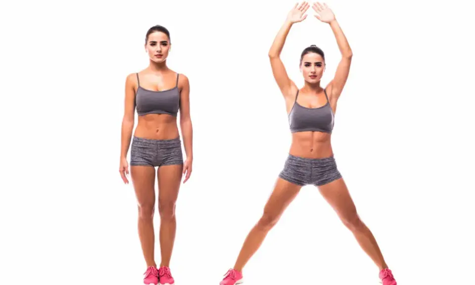 Eine Frau zeigt, was sind Jumping Jacks: erst mit geschlossenen Beinen, dann mit gespreizten Beinen und erhobenen Armen.