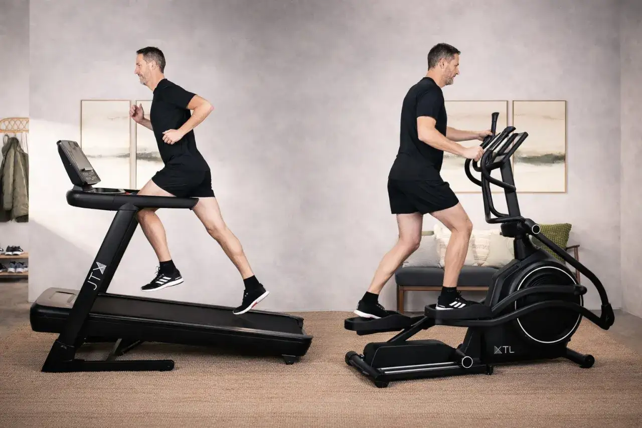 Mann trainiert auf einem Laufband und einem Crosstrainer.