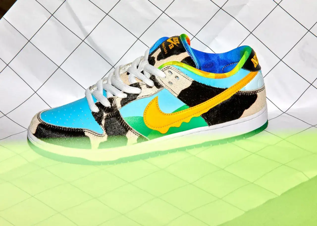 Bunter Sneaker mit Kuhfell-Muster und gelbem Swoosh, Teil einer besonderen Nike Kollaboration.