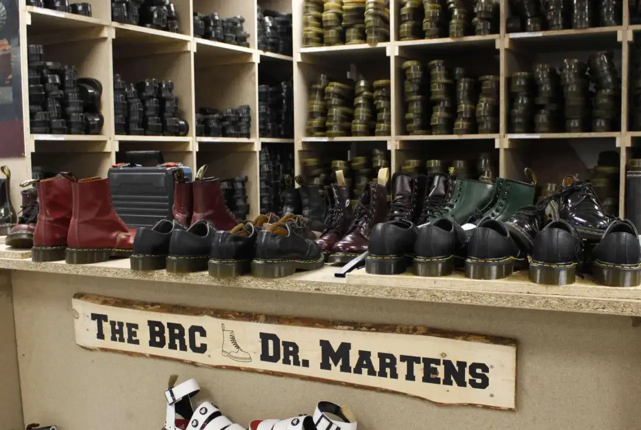 Regale voller Dr. Martens Schuhe und Stiefel, bereit für die Garantie.