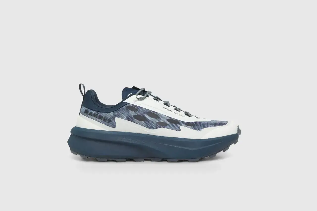 Blauer Mammut Laufschuh mit weißem Obermaterial und Camouflage-Muster. Gute footshop erfahrung für Outdoor-Abenteuer.