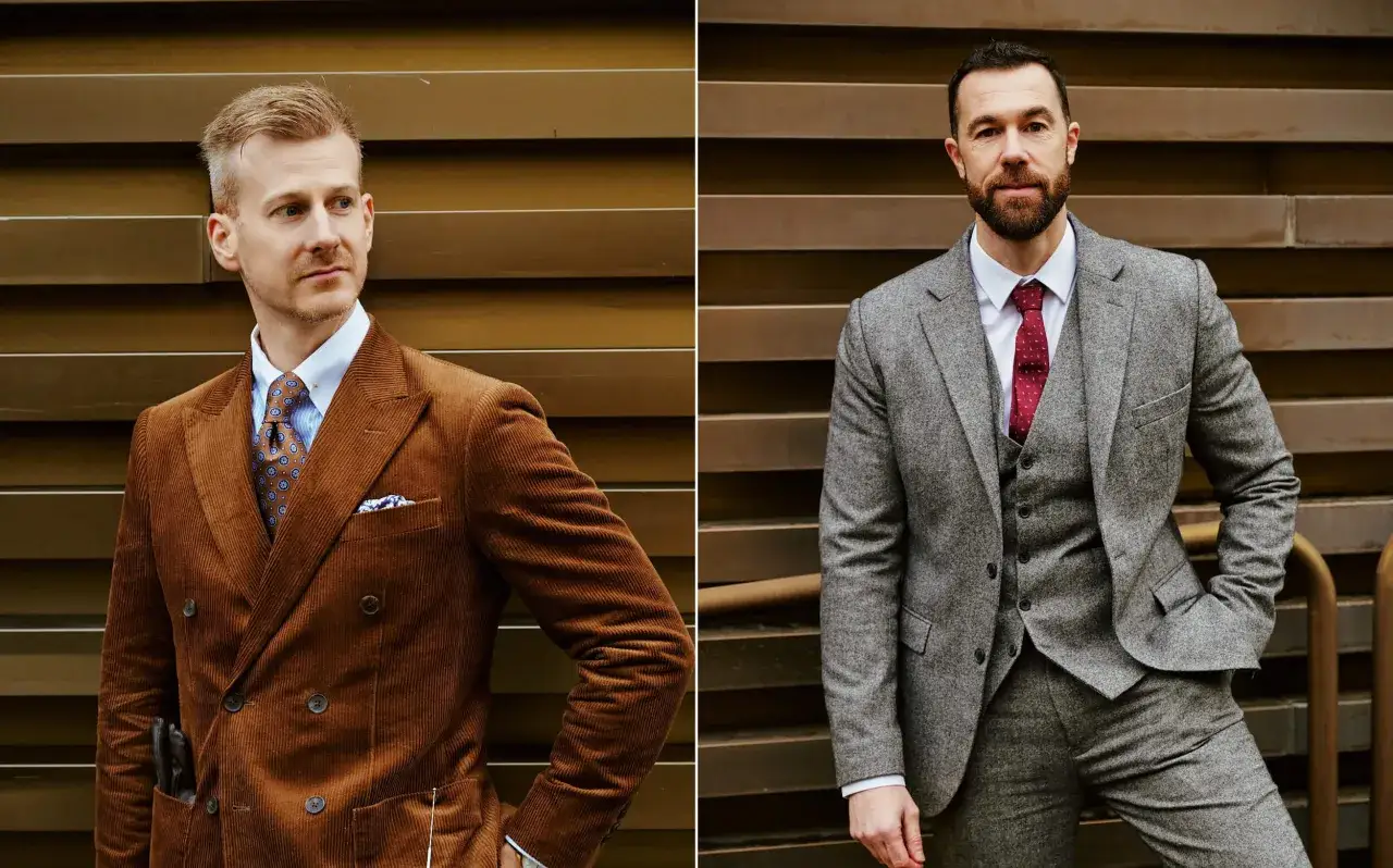 Zwei Männer in eleganten Anzügen. Links ein Mann im braunen Cord-Sakko mit breitem Anzug Revers, rechts ein Mann im grauen Tweed-Anzug mit Weste.