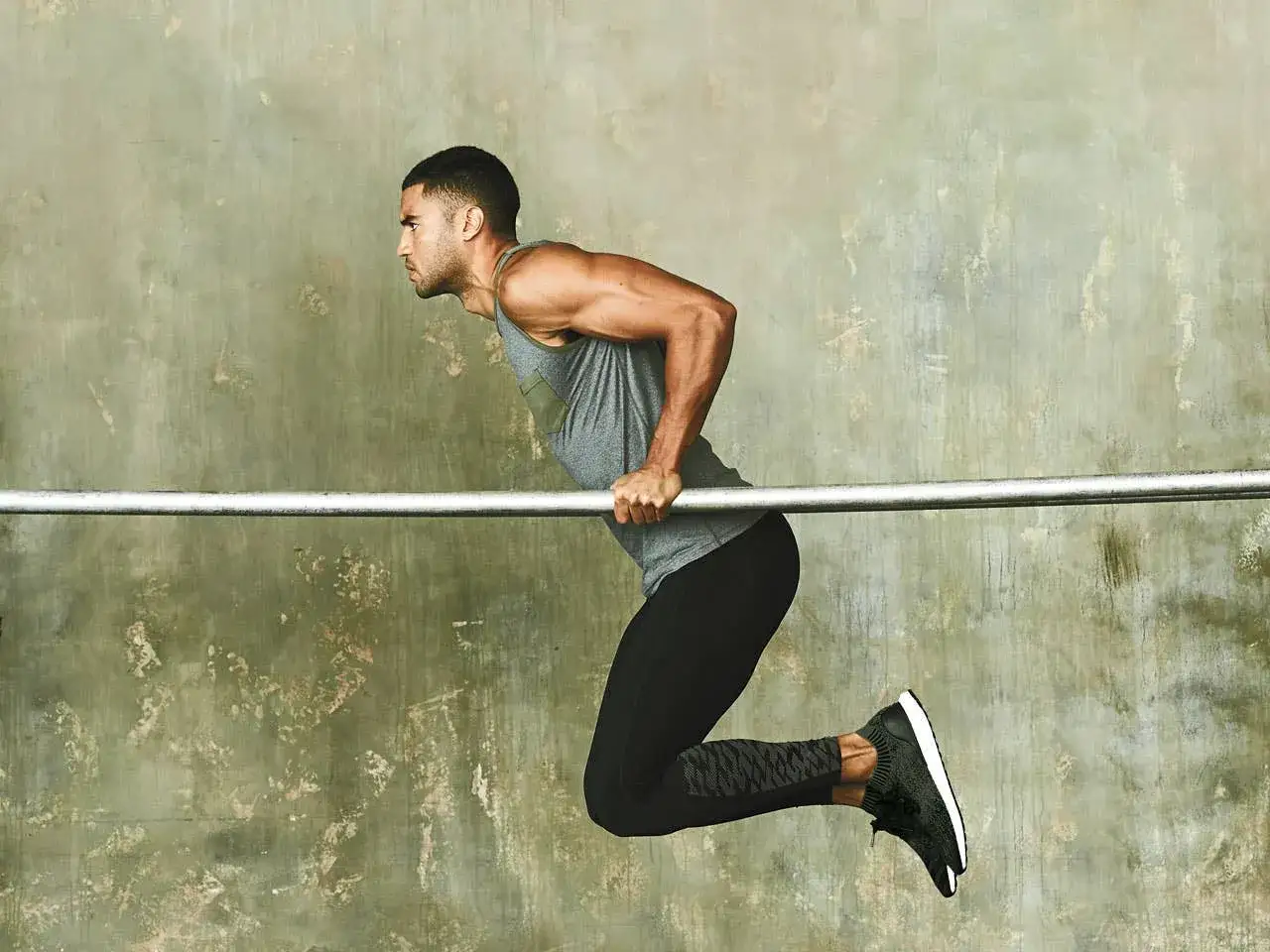 Ein Mann macht Dips an einer Stange. Die Frage, wie viele Dips sind gut, hängt vom Trainingsziel ab.