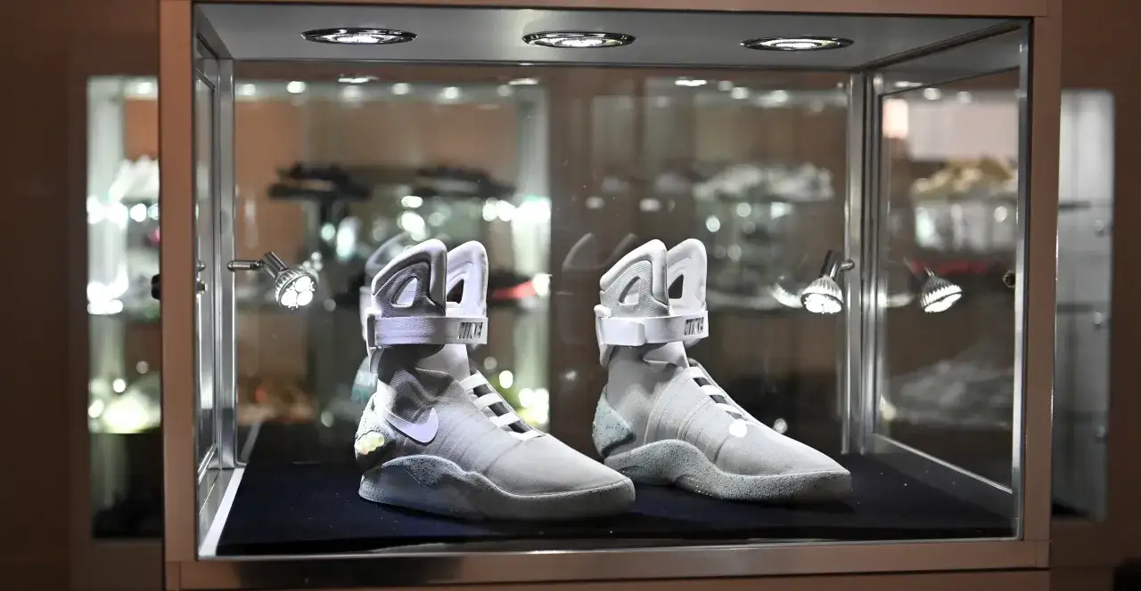 Zwei futuristische Nike-Sneaker, die als die teuersten Schuhe der Welt gelten, werden in einer beleuchteten Vitrine ausgestellt.