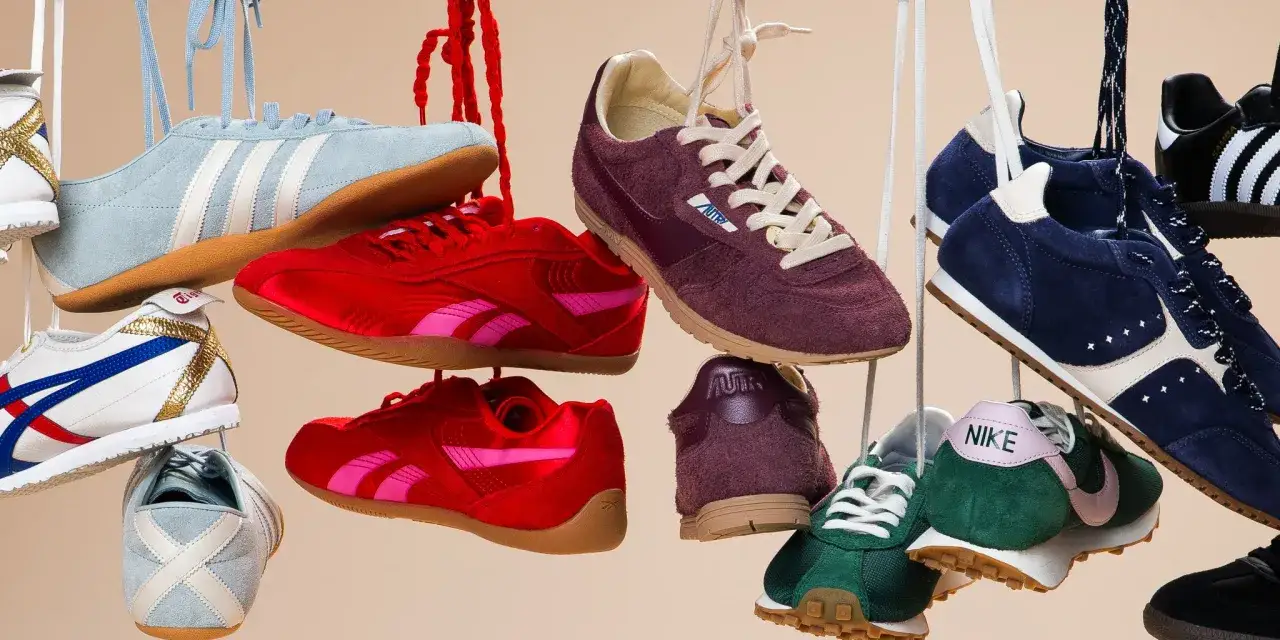 Eine Auswahl an meistverkauften Sneakern in verschiedenen Farben und Marken, darunter Adidas, Reebok, Nike und Autry, hängen an Schnüren vor einem hellen Hintergrund.