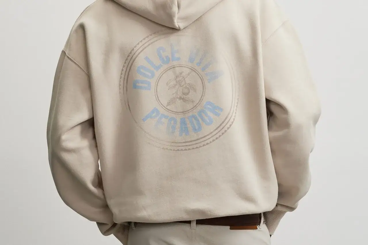 Rückseite eines beigen Hoodies mit rundem Aufdruck
