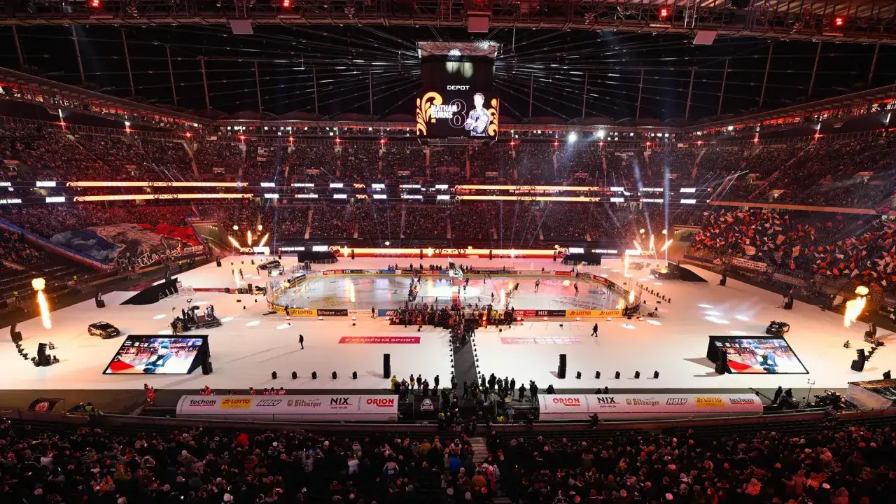 Großes Eishockey-Spektakel in einem Stadion. Fans jubeln, Flammen lodern. Perfekt, um zu sehen, was man zum Eishockey gucken anziehen kann!