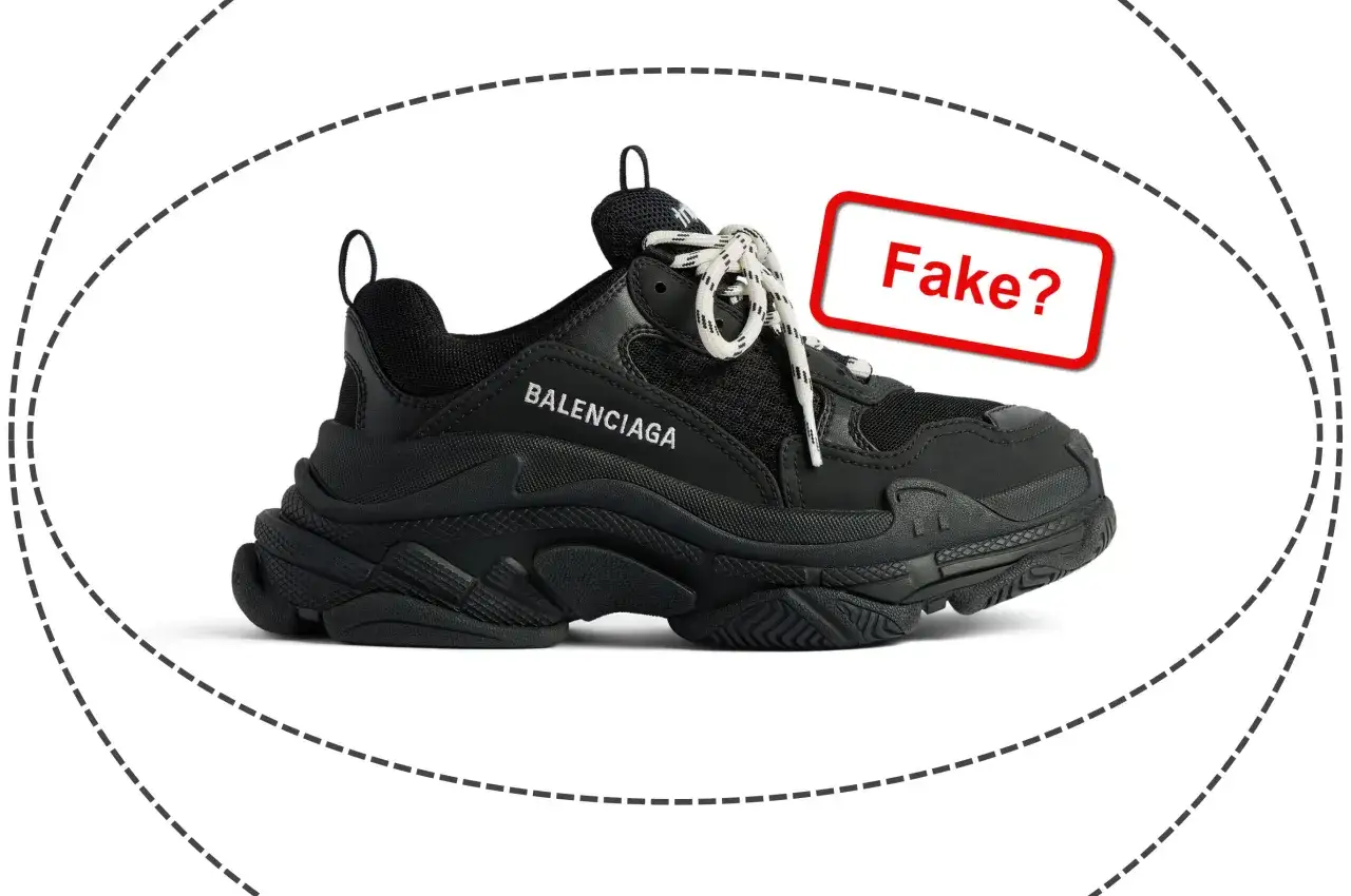 Schwarzer Balenciaga Schuh mit Schnürsenkeln und dem Schriftzug