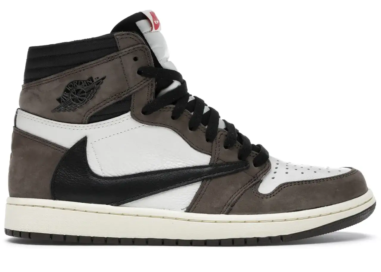 Travis Scott Mocha Jordan 1 Sneaker. Dunkelbraune und weiße Leder-Overlays, schwarzer Swoosh und Air Jordan Logo.