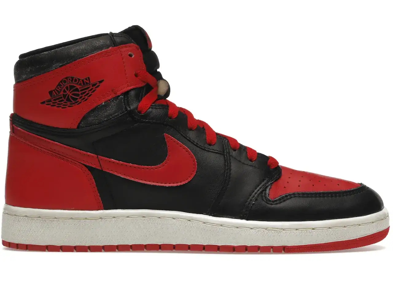 Der ikonische Air Jordan 1 in Schwarz und Rot, ein Meilenstein der Sneaker-Geschichte. Diese ersten Jordan Schuhe sind ein Muss für Sammler.