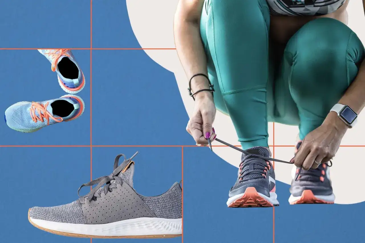 Neue Laufschuhe einlaufen: Eine Frau bindet ihre Schnürsenkel. Mehrere Paar Laufschuhe sind zu sehen.