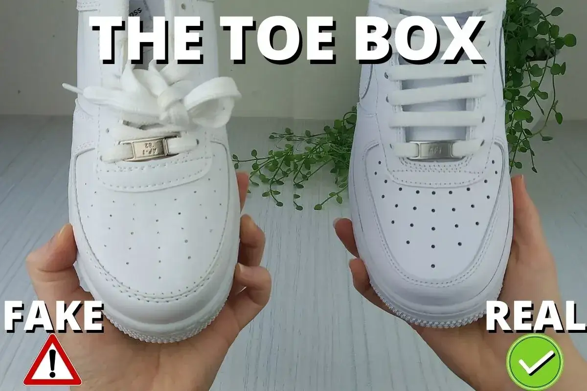 Vergleich der Zehenbox: So erkennst du Nike Air Force 1 Fake vs. Real. Links der Fake, rechts der echte Schuh.