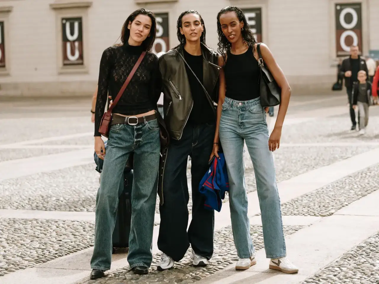 Drei Frauen zeigen, welche Jeans im Trend sind: weite Schnitte und l&auml;ssige Passformen dominieren.