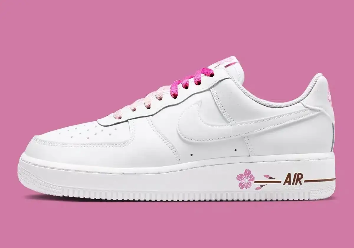 Nike Air Force 1 mit Sakura-Blüten-Detail und pinken Schnürsenkeln. Ein Schuh, der den Frühling feiert.
