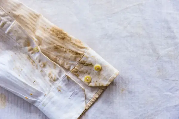 Ein weißes Hemd mit hartnäckigen Rostflecken. Tipps zum Rostflecken entfernen Kleidung gesucht?